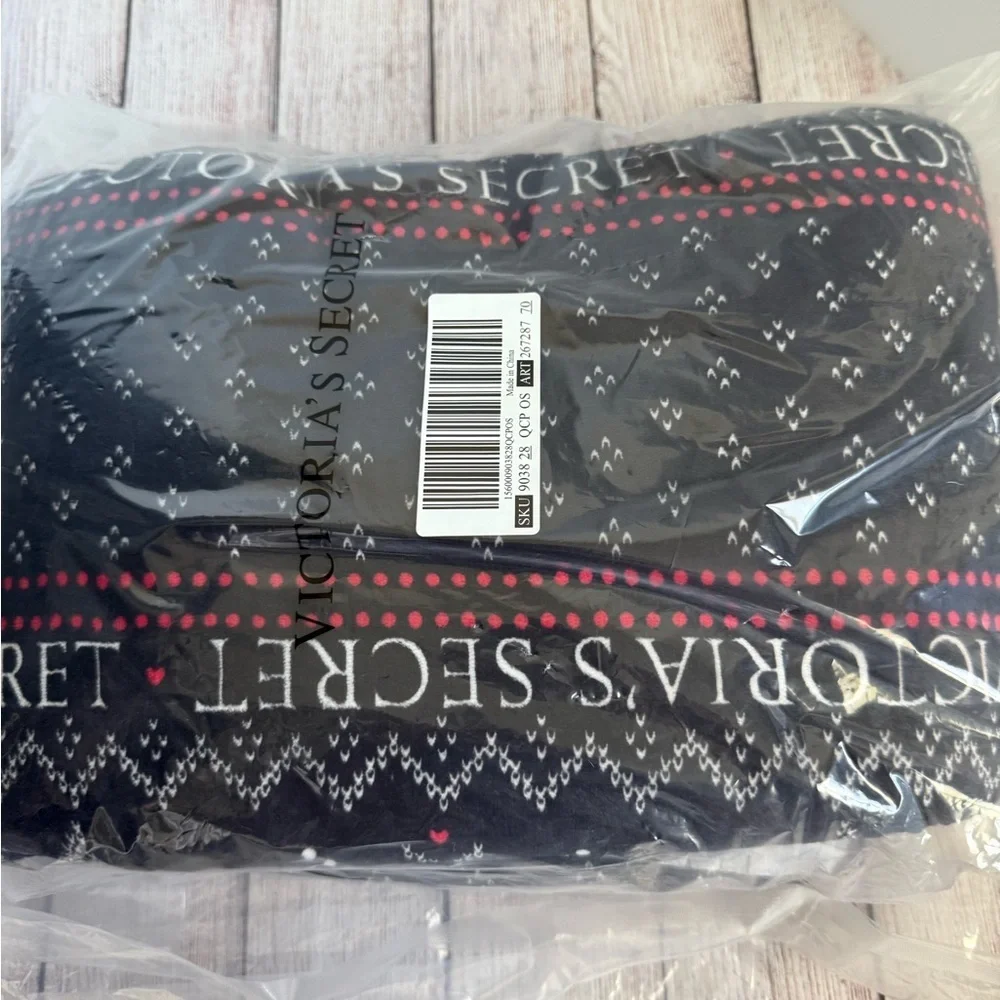 VICTORIA’S SECRET Holiday Sherpa Blanket NEW